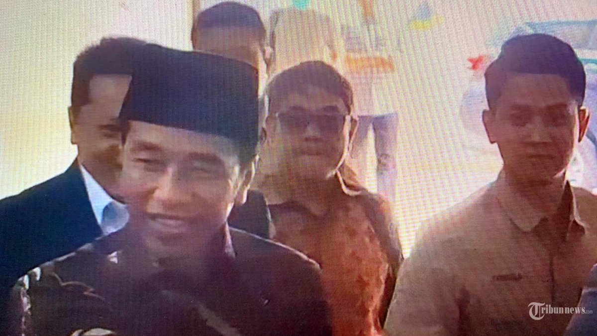 Presiden ke-7 RI, Joko Widodo (Jokowi) tiba di Bareskrim Polri, Jakarta untuk dimintai klarifikasi sebagai saksi atas laporan dugaan ijazah palsu pada Selasa (20/5/2025). Pantauan Tribunnews.com, Jokowi terlihat turun dari mobil Toyota Innova berwarna hitam setelah ajudan pribadinya membukakan pintu mobil. (Tribunnews.com/Abdi Ryanda Shakti)