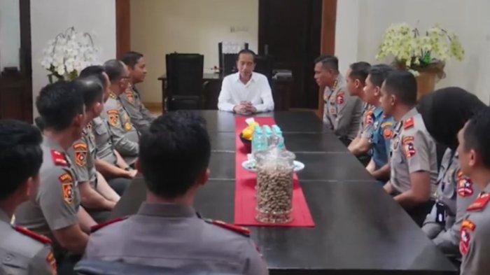 JOKOWI DAN SESPIMMEN POLRI - Peserta Didik Sekolah Staf dan Pimpinan Menengah (Serdik Sespimmen) Polri Pendidikan Reguler (Dikreg) ke-65 menemui Presiden ke-7 Joko Widodo (Jokowi) di Kediaman Jokowi, Jalan Kutai Utara, Kelurahan Sumber, Kecamatan Banjarsari, Kota Solo, Jawa Tengah, pada Kamis (17/4/2025).