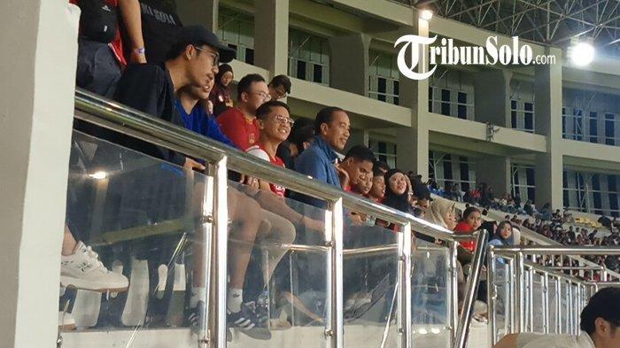 Jokowi di Stadion Manahan Solo bola