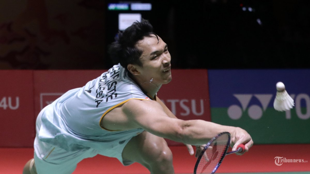 Pebulu tangkis tunggal putra Indonesia Jonatan Christie mengembalikan kok ke arah tunggal putra Thailand Kunlavut Vitidsarn pada final Daihatsu Indonesia Masters 2025 di Istora Senayan, Jakarta, Minggu (26/1/2025). Jonatan Christie gagal menjuarai Indonesia Masters 2025 pada sektor tunggal putra usai kalah rubber gim dengan skor 21-18, 17-21 dan 18-21. TRIBUNNEWS/IRWAN RISMAWAN