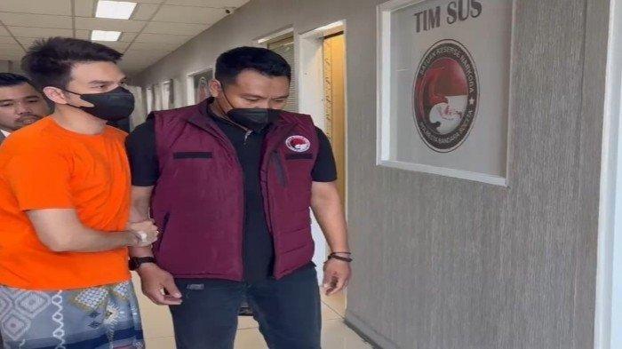 DIPERIKSA PAKAI SARUNG - Jonathan Frizzy sarungan di Lantai 4 Mapolresta Bandara Soekarno-Hatta, Benda, Kota Tangerang, Banten, Senin (5/5/2025). Jonathan Frizzy ternyata sedang dalam masa penyembuhan setelah operasi ambeien atau wasir.