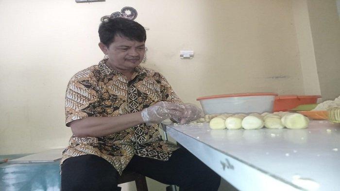 ADONAN BAKPIA - Joni Purwantoro pemilik Bakpia Fadila tengah mengolah adonan bakpia di rumahnya di Patuk,  Ngampilan, Yogyakarta, Kamis (13/2/2025).