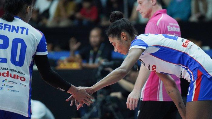 HASIL PROLIGA 2025 - Ekspresi pevoli Pertamina Enduro, Jordan Mackenzie Thompson setelah terkena bola di kepalanya saat melawan tim voli putri Popsivo Polwan dalam seri ketiga Final Four Proliga 2025 di Gor Sritex Arena, Solo, Minggu (4/5/2025). Popsivo Polwan keluar sebagai juara Final Four Proliga 2025 putaran kedua di Solo setelah mengalahkan Pertamina Enduro 3-0 (25-19, 25-17, 26-24). (Tribun Solo/Muhammad Nursina)
