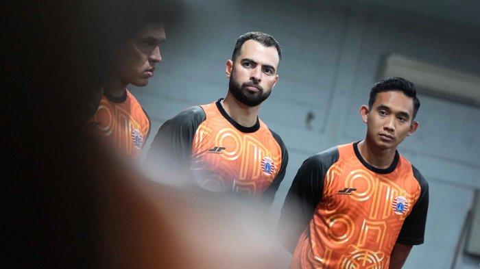 LATIHAN PERSIJA - Dua pemain Timnas Indonesia, Jordi Amat dan Rizky Ridho dalam sesi latihan tim Persija Jakarta di Training Ground, Bojongsari, Depok, menjelang kompetisi Liga 1 2025/2026 pada Senin (7/7/2025). (Website Persija - 8/7/2025)