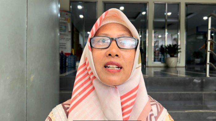 SEKOLAH SWASTA GRATIS - Juju Yulianti, warga Kalibaru, Cilodong usai mendaftarkan anaknya masuk dalam program Rintisan Sekolah Swasta Gratis (RSSG) 2025 Pemerintah Kota Depok di Gedung Dibaleka, Balaikota, Kota Depok, Jawa Barat, Selasa (1/7/2025). Ia mempertanyakan komponen gratis pasca-putusan Mahkamah Konstitusi (MK) tentang pendidikan gratis 9 tahun di sekolah negeri dan swasta.