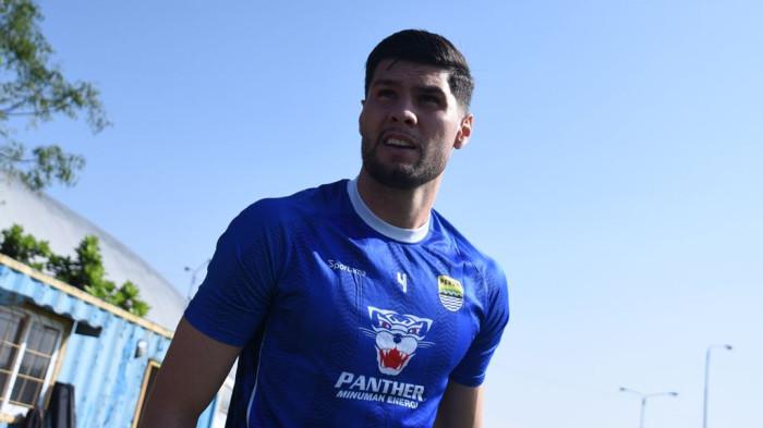 LATIHAN PERSIB - Pemain asal Brasil, Julio Cesar, dalam sesi latihan Persib Bandung di NT FC Football Pitch, Bangkok, Thailand pada masa pramusim Super League 2025/2026, Jumat (25/7/2025). (Website Persib - 25/7/2025)