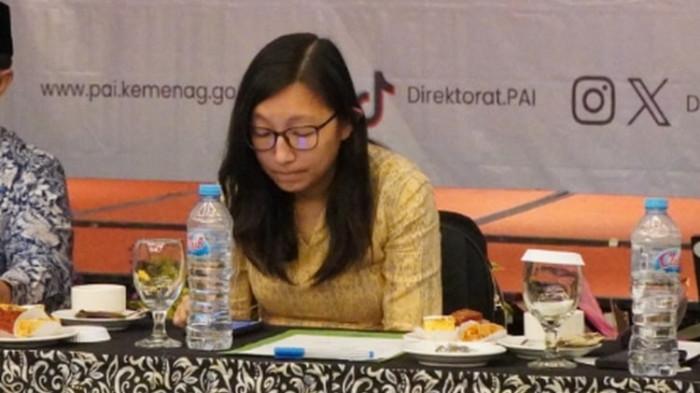 JURIST TAN BURONAN - Mantan staf khusus (stafsus) Nadiem Makarim, Jurist Tan, ditetapkan menjadi tersangka kasus dugaan korupsi pengadaan laptop Chromebook 2020-2022 yang ditaksir merugikan negara mencapai Rp1,9 triliun. Namun, kini dia tidak ditahan karena berstatus buron. Desakan kepada Kejagung untuk mengusulkan agar Jurist Tan masuk red notice pun muncul.