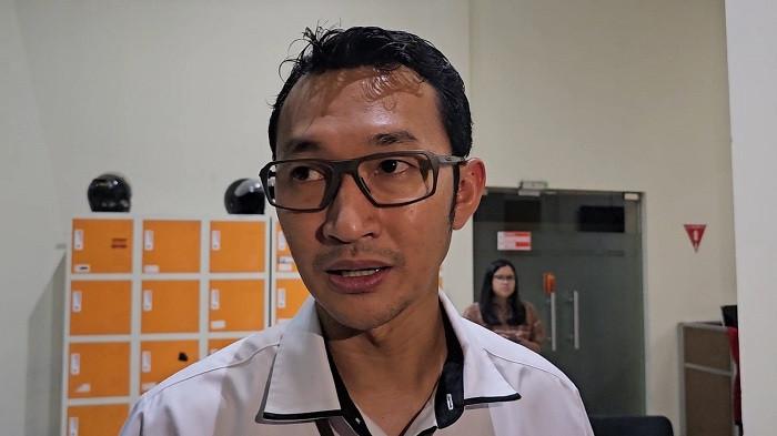 JUBIR KPK - Juru Bicara KPK, Budi Prasetyo, saat melakukan doorstop dengan wartawan di Gedung Merah Putih KPK, Jakarta, Senin (21/7/2025). Ia mengungkap penyidik KPK memeriksa istri Topan Ginting terkait temuan uang Rp 2,8 miliar di rumah tersangka korupsi pembangunan jalan.