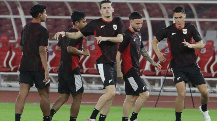 LATIHAN TIMNAS - Pesepakbola Timnas Indonesia melakukan latihan jelang pertandingan Timnas Indonesia melawan Bahrain dalam babak kualifikasi Piala Dunia 2026 Zona Asia di Stadion Utama Gelora Bung Karno, Senayan, Jakarta, Senin (24/3/2025). TRIBUNNEWS/IRWAN RISMAWAN