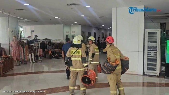 KEBAKARAN JAKSEL Insiden kebakaran terjadi di kantor Gojek di Mal Pasaraya Blok M, Kebayoran Baru, Jakarta Selatan. Kebakaran itu terjadi pada Rabu (19/2/2025) sekitar pukul 13.16 WIB.