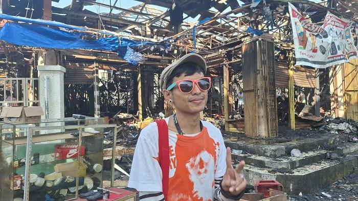 KEBAKARAN PASAR TAMAN PURING - Ebeat (40), seorang pedagang pakaian, kaset, dan pernak-pernik lainnya yang bergaya punk di Pasar Taman Puring, Kebayoran Baru, Jakarta Selatan, Selasa (29/7/2025). Ebeat mengaku hanya bisa pasrah dengan kondisi banyak barang dagangannya yang hangus tak bersisa dan mengalami kerugian sekitar Rp30-Rp40 juta