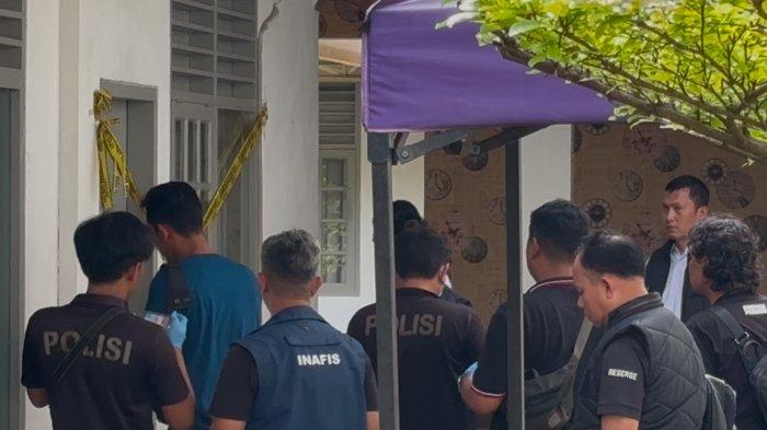 KEMATIAN DIPLOMAT MUDA - Tim Indonesia Automatic Fingerprint Identification System (Inafis) Polri mendatangi lokasi ditemukannya diplomat muda Kementerian Luar Negeri (Kemenlu) berinisial ADP (39), di sebuah kamar kos di jalan Gondangdia Kecil, Menteng, Jakarta Pusat, Rabu (9/7/2025) siang