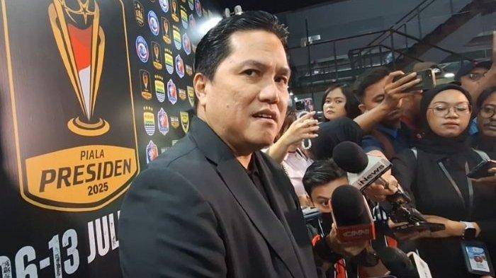 KETUM PSSI ERICK THOHIR - Ketua Umum PSSI Erick Thohir saat diwawancarai usai menghadiri konferensi pers Piala Presiden 2025 si SCTV Tower, Senayan, Jakarta, Jumat (4/7/2025).