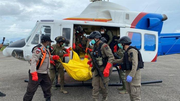 KKB BUNUH SIPIL - Tim gabungan Ops Damai Cartenz-2025 bersama TNI mengevakuasi dua jenazah korban pembunuhan yang diduga dilakukan oleh Kelompok Kriminal Bersenjata (KKB), Kamis (10/4/2025). Jenazah kini telah berada di RSUD Dekai, Kabupaten Yahukimo, untuk dilakukan proses identifikasi dan investigasi lebih lanjut.