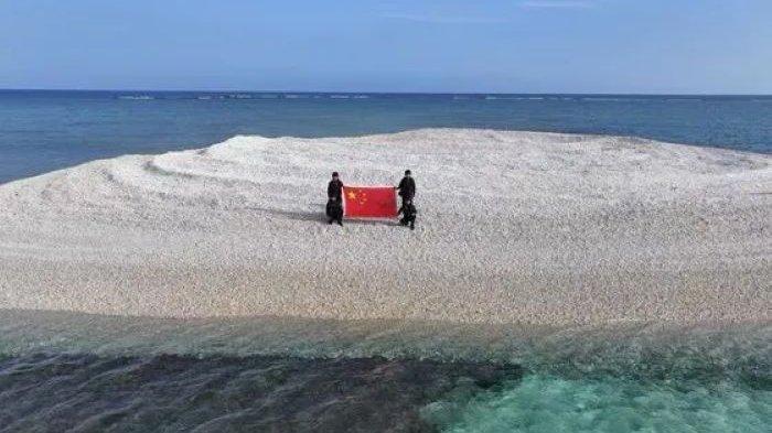 KLAIM PULAU KARANG - Penjaga pantai China mengibarkan bendera negara