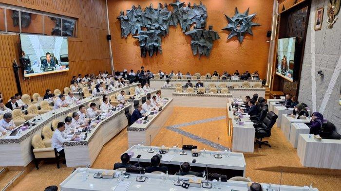 KMP TUNU PRATAMA JAYA LAIK BERLAYAR - Menteri Perhubungan Dudy Purwagandhi menegaskan, tidak ada indikasi kerusakan pada KMP Tunu Pratama Jaya sehingga kapal tersebut laik berlayar. Hal tersebut merespons kecelakaan kapal Tunu Pratama Jaya pada Rabu (2/7/2025) yang membawa 53 penumpang, 12 kru dan 22 kendaraan.