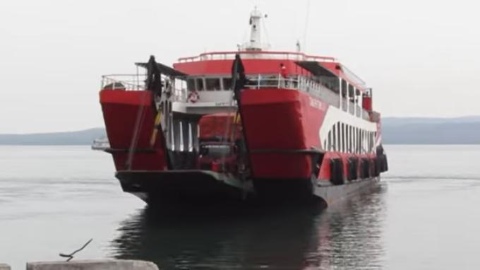 TENGGELAM DI SELAT BALI - KMP Tunu Jaya Pratama saat olah gerak di Pelabuhan Gilimanuk, Bali. KMP Tunu Pratama Jaya tenggelam di Selat Bali, Rabu malam, 2 Juli 2025, sekitar 24 menit setelah berlayar meninggalkan Pelabuhan Ketapang, Banyuwangi menuju Bali membawa 53 penumpang dan 12 kru kapal.
