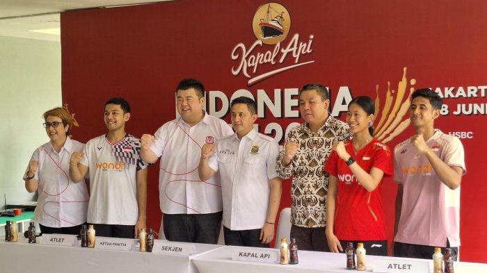 KONFERENSI PERS INDONESIA OPEN - Para pengurus PP PBSI beserta atlet pelatnas PBSI foto bersama usai menjalani konferensi pers turnamen Indonesia Open 2025 di Pelatnas PP PBSI, Cipayung, Jakarta, Rabu (7/5/2025). Tribunnews/Abdul Majid