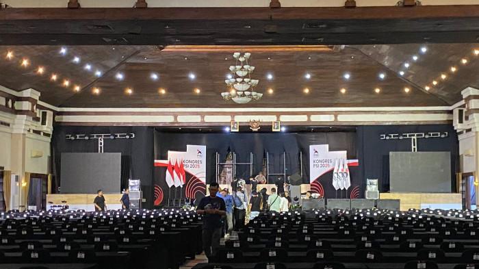 PEMILU RAYA PSI - Potret persiapan acara Kongres Partai Solidaritas Indonesia (PSI) di Graha Saba Buana, Kelurahan Sumber, Banjarsari, Kota Solo, Jawa Tengah, Jumat (18/7/2025). Kongres PSI bakal digelar pada 19-20 Juli 2025.