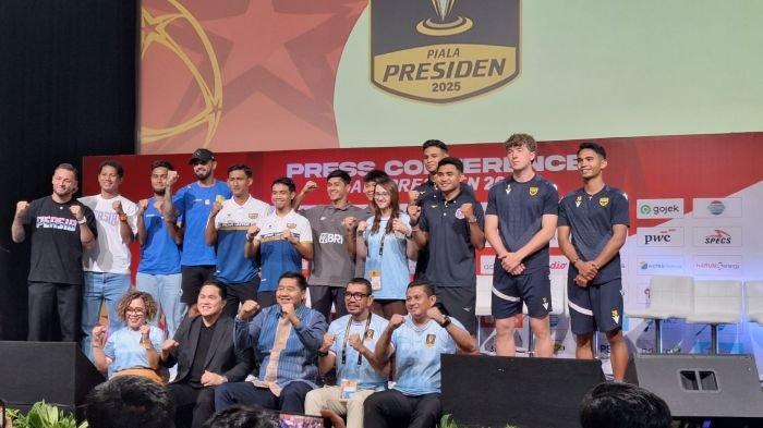 KONPERS PIALA PRESIDEN 2025 - Penyelenggara dan para pemain perwakilan klub foto bersama usai konferensi pers Piala Presiden 2025 di SCTV Tower, Senayan, Jakarta, Jumat (4/7/2025).