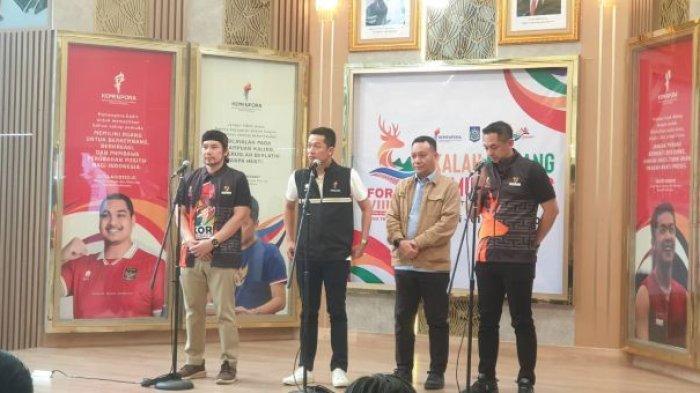 KONFERENSI PERS FORNAS VIII - Wamenpora Taufik Hidayat (kedua dari kiri) saat hadir dalam konferensi pers Festival Olahraga Masyarakat Nasional (FORNAS) VIII Tahun 2025 yang akan dilaksanakan di Nusa Tenggara Barat (NTB) pada tanggal 26 Juli - 1 Agustus 2025 mendatang, Kemenpora, Senayan, Jakarta, Selasa (1/7/2025).