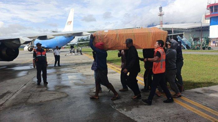 KORBAN PENEMBAKAN KKB - Dua jenazah pekerja sipil yang menjadi korban penembakan oleh Kelompok Kriminal Bersenjata (KKB) di Kampung Kwantapo, Distrik Asotipo, Kabupaten Jayawijaya diterbangkan ke kampung halaman, Kamis (5/6/2025).