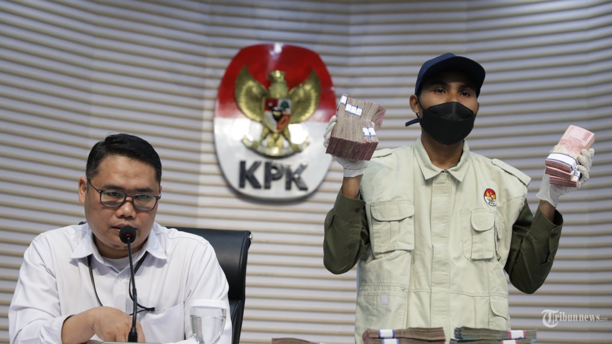OTT KPK - Petugas menunjukkan barang bukti berupa uang saat konferensi pers penetapan tersangka operasi tangkap tangan (OTT) Sumatera Utara di Gedung Merah Putih KPK, Jakarta, Sabtu (28/6/2025). Komisi Pemberantasan Korupsi (KPK) resmi menetapkan Kepala Dinas Pekerjaan Umum dan Penataan Ruang (PUPR) Sumut Topan Obaja Putra Ginting atau Topan Ginting bersama empat orang lainnya usai terjaring operasi tangkap tangan (OTT)?terkait dugaan tindak pidana korupsi proyek pembangunan jalan di Dinas PUPR dan proyek-proyek di Satker PJN Wilayah 1 Sumut. TRIBUNNEWS/IRWAN RISMAWAN
