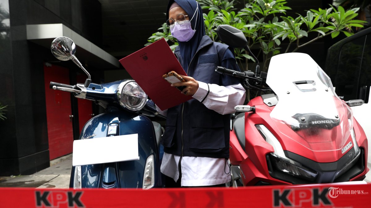 BARANG SITAAN - Petugas mengecek kendaraan barang sitaan di Gedung KPK, Jakarta, Senin (26/5/2025). KPK telah menyita 11 mobil dan 2 sepeda motor dalam kasus dugaan pemerasan dan penerimaan gratifikasi di Direktorat Jenderal Pembinaan Penempatan Tenaga Kerja?Kementerian Ketenagakerjaan tahun 2020-2023 dan barang bukti tersebut akan dipindahkan ke Rumah Penyimpanan Benda Sitaan dan Barang Rampasan (Rupbasan) KPK, Cawang, Jakarta Timur. TRIBUNNEWS/IRWAN RISMAWAN