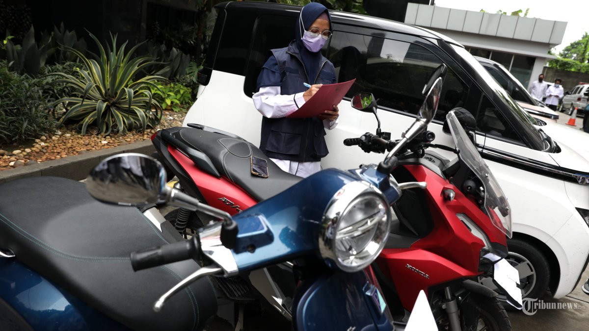 BARANG SITAAN - Petugas mengecek kendaraan barang sitaan di Gedung KPK, Jakarta, Senin (26/5/2025). KPK telah menyita 11 mobil dan 2 sepeda motor dalam kasus dugaan pemerasan dan penerimaan gratifikasi di Direktorat Jenderal Pembinaan Penempatan Tenaga Kerja?Kementerian Ketenagakerjaan tahun 2020-2023 dan barang bukti tersebut akan dipindahkan ke Rumah Penyimpanan Benda Sitaan dan Barang Rampasan (Rupbasan) KPK, Cawang, Jakarta Timur. TRIBUNNEWS/IRWAN RISMAWAN