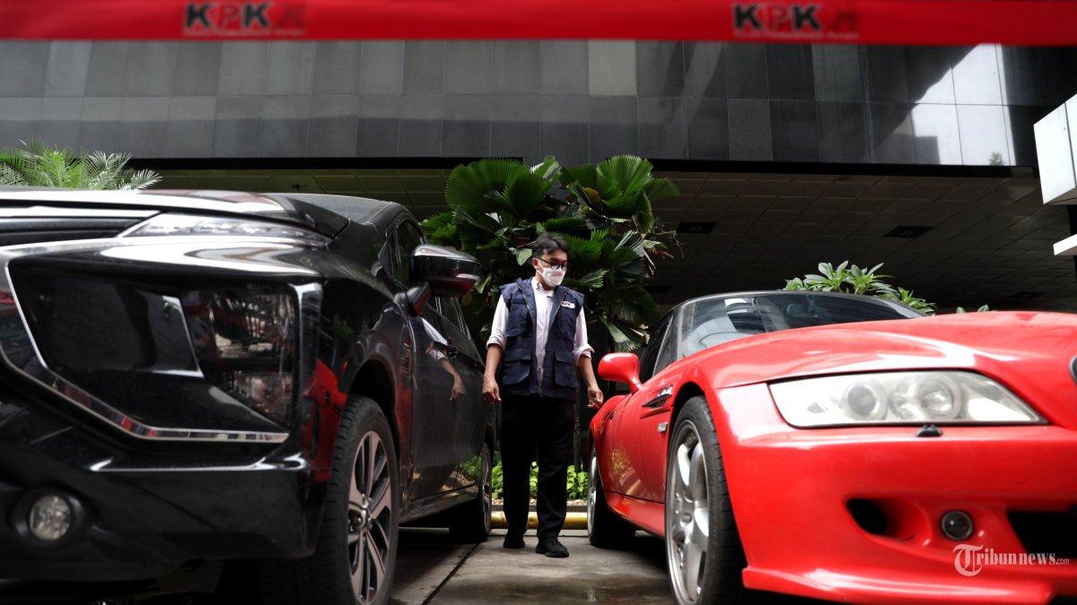 BARANG SITAAN - Petugas mengecek kendaraan barang sitaan di Gedung KPK, Jakarta, Senin (26/5/2025). KPK telah menyita 11 mobil dan 2 sepeda motor dalam kasus dugaan pemerasan dan penerimaan gratifikasi di Direktorat Jenderal Pembinaan Penempatan Tenaga Kerja?Kementerian Ketenagakerjaan tahun 2020-2023 dan barang bukti tersebut akan dipindahkan ke Rumah Penyimpanan Benda Sitaan dan Barang Rampasan (Rupbasan) KPK, Cawang, Jakarta Timur. TRIBUNNEWS/IRWAN RISMAWAN