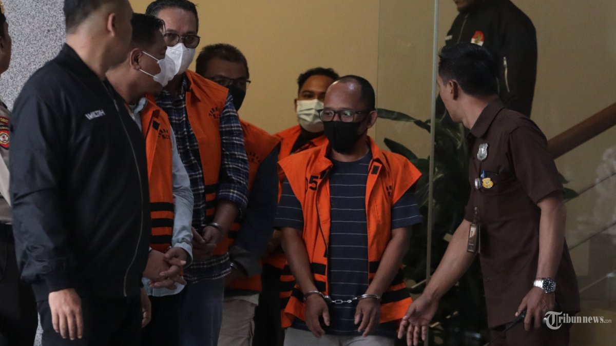 OTT KPK - Sejumlah tersangka yang terjaring operasi tangkap tangan (OTT) di Kabupaten Ogan Komering Ulu (OKU), Sumatera Selatan mengenakan rompi tahanan usai menjalani pemeriksaan di Gedung KPK, Jakarta, Minggu (16/3/2025). KPK resmi menahan enam tersangka diantaranya Ketua Komisi III DPRD OKU M Fahrudin, Anggota DPRD OKU Ferlan Juliansyah, Ketua Komisi II DPRD OKU Umi Hartati, Kepala Dinas PUPR OKU Nopriansyah dan pihak swasta M Fauzi dan Ahmad Sugeng Santoso dan mengamankan barang bukti berupa uang tekait kasus dugaan suap pengadaan barang dan jasa di Dinas PUPR Kabupaten Ogan Komering Ulu Tahun 2024-2025. TRIBUNNEWS/IRWAN RISMAWAN