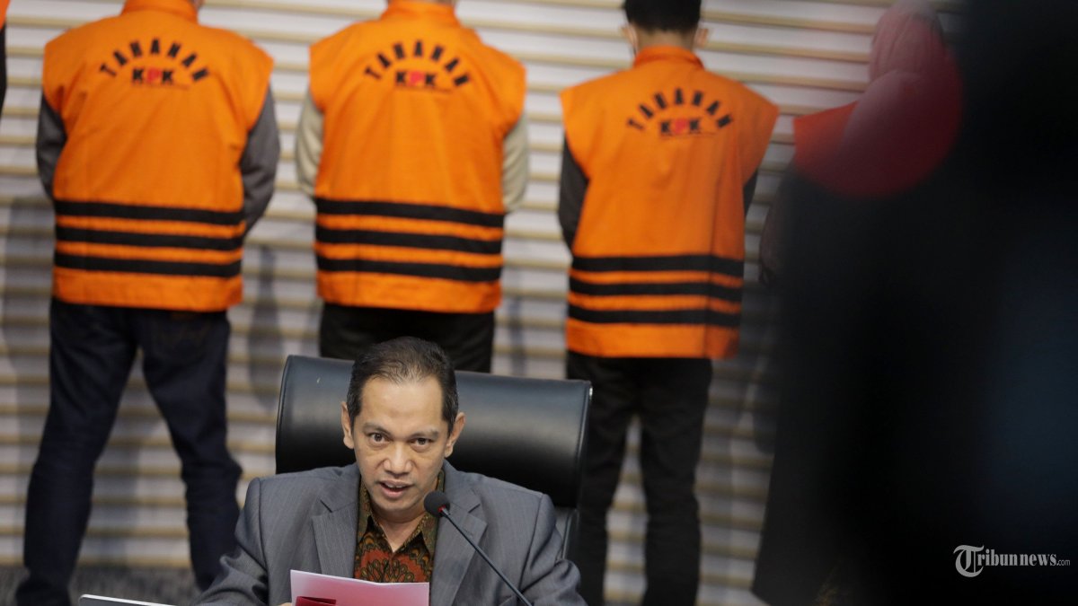 Wakil Ketua KPK Nurul Ghufron memberikan keterangan terkait operasi tangkap tangan (OTT) Provinsi Kalimantan Selatan saat konferensi pers di Gedung Merah Putih KPK, Jakarta, Selasa (8/10/2024). KPK menetapkan tujuh tersangka yakni Gubernur Kalimantan Selatan Sahbirin Noor, Kadis PUPR Kalsel Ahmad Sohlan, Kabid Cipta Karya Yulianti Erlynah, pengurus Rumah Tahfidz Darussalam Ahmad, Plt Kabag Bagian Rumah Tangga Gubernur Kalsel Agustya Febry Andrean, dan dua pihak swasta Sugeng Wahyudi serta Andi Susanto dan mengamankan barang bukti sebesar Rp 12 miliar terkait dugaan tindak pidana korupsi berupa penerimaan hadiah atau janji oleh penyelenggara negara atau yang mewakilinya di Provinsi Kalimantan Selatan tahun 2024-2025. TRIBUNNEWS/IRWAN RISMAWAN
