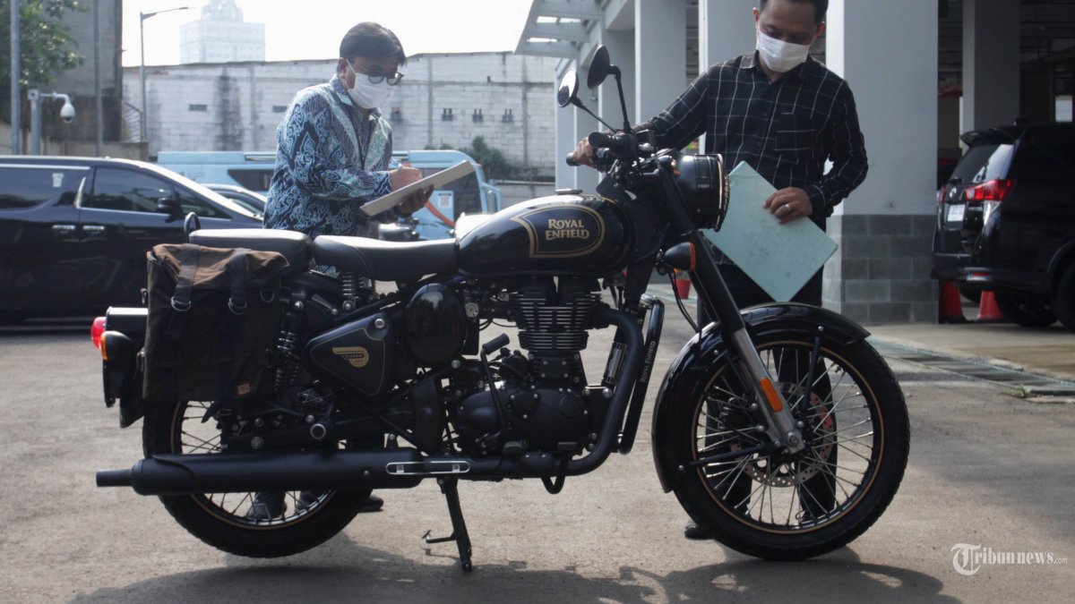 DISITA KPK - Petugas menunjukkan motor Royal Enfield milik Mantan Gubernur Jawa Barat Ridwan Kamil di Rumah Penyimpanan Benda Sitaan Negara (Rupbasan) KPK di Cawang, Jakarta, Jumat (25/4/2025). Komisi Pemberantasan Korupsi (KPK) memperlihatkan Motor Royal Enfield Classic 500 Limited Edition milik mantan Gubernur Jawa Barat Ridwan Kamil terkait dengan kasus dugaan korupsi pada pengadaan iklan di PT Bank BJB. TRIBUNNEWS/IRWAN RISMAWAN