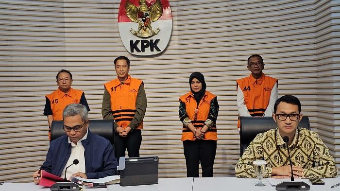 DITAHAN KPK - KPK secara resmi menahan empat orang tersangka dalam kasus dugaan pemerasan dan penerimaan gratifikasi terkait pengurusan Rencana Penggunaan Tenaga Kerja Asing (RPTKA) di lingkungan Kementerian Ketenagakerjaan (Kemnaker), Gedung KPK, Jakarta, Kamis (17/7/2025).