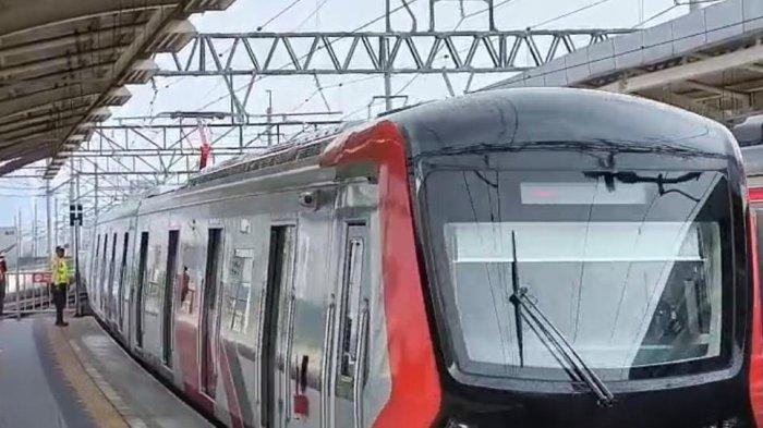 KRL DARI CHINA -- Kereta Rel Listrik (KRL) baru tipe CLI-125 di Stasiun Manggarai, Jakarta, Minggu (1/6/2025). Per hari ini, KRL baru tipe CLI-125 tersebut mulai melayani rute Bogor dan Cikarang.