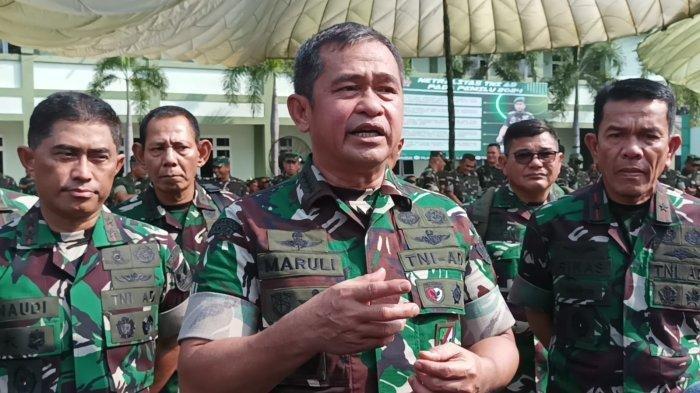 KSAD MARULI SIMANJUNTAK - KSAD Jenderal TNI Maruli Simanjuntak saat kunjungan kerja di Makorem 043 Gatam, Rabu (5/6/2024). KSAD Jenderal Maruli Simanjuntak berjanji untuk melakukan evaluasi terhadap Danrem dan Dandim atas kejadian penembakan terhadap 3 anggota polisi hingga meninggal dunia, yang dilakukan oknum TNI.