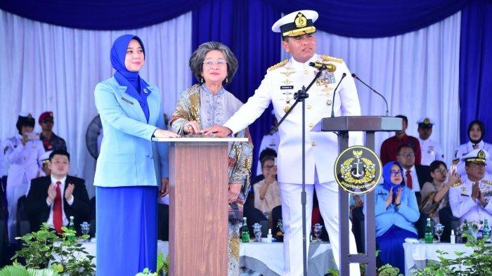 KAPAL PERANG TNI AL - Kepala Staf Angkatan Laut (KSAL) Laksamana TNI Muhammad Ali didampingi istri, Fera Muhammad Ali dan putri proklamator sekaligus Wakil Presiden pertama Republik Indonesia Muhammad Hatta, Meutia Hatta, meresmikan KRI Bung Hatta -370 di galangan kapal PT Karimun Anugerah Sejati (KAS), Tanjung Uncang, Batam, Kepulauan Riau, Kamis (17/4/2025). Kapal perang baru TNI AL ini dilengkapi sistem misil dan torpedo canggih. 