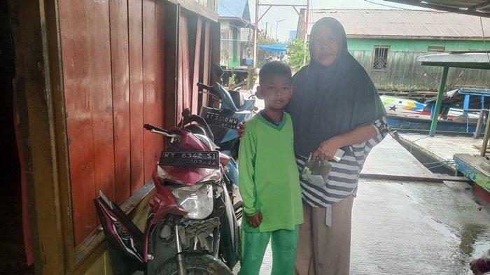 TUNTUT GANTI RUGI - Salah satu warga RT 30 Kelurahan Selili, Kota Samarinda, Kalimantan Timur, yang mengalami kerugian pasca dua motor miliknya mengalami kerusakan usai dilindas mobil Hilux yang masuk ke permukimannya, Rabu (23/4/2025) dini hari. Dia mengaku mengalami kerugian puluhan juta rupiah dan akan menuntut ganti rugi jika pelaku ditangkap.