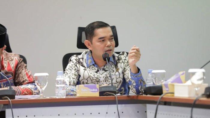 Kader Gerindra Ihwan Ritonga memberikan bantuan kepada siswa SD yang dihukum duduk di lantai oleh Guru SD di Medan