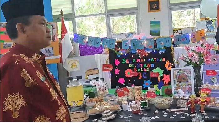 GELAR KARYA BUDAYA - Kepala Kantor Kementerian Agama (Kemenag) Tangsel, H. Ahmad Rifaudin, S.Ag., M.Pd berkeliling stand di Gelar Karya di Madrasah Ibtidaiyah Negeri (MIN) 3 Kota Tangerang Selatan Kamis (20/2/2025). Gelar karya Penguatan Profil Pelajar Pancasila dan Rahmatan Lil'alaamin (P5RA) seolah memotret keberagaman budaya dan perbedaan yang bisa mengasah kreativitas anak.