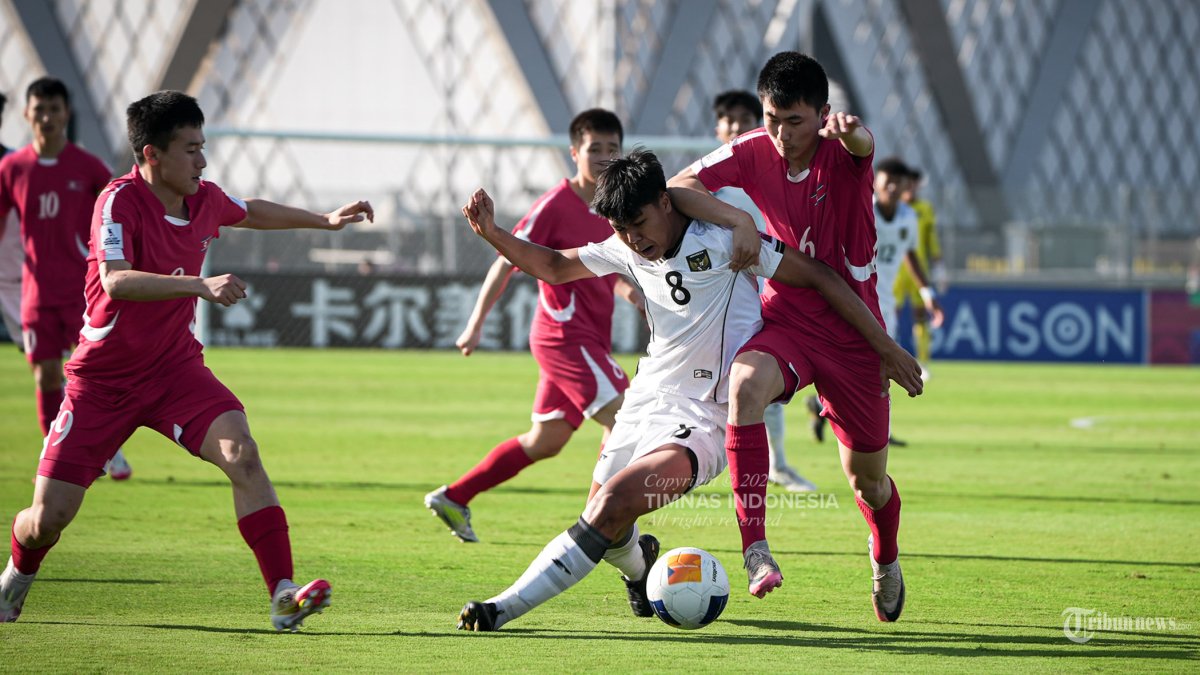 KALAH TELAK - Pesepak bola Timnas U-17 Indonesia (dua kanan) berebut bola dengan pesepak bola Timnas U-17 Korea Utara pada pertandingan perempat final Piala Asia U-17 di King Abdullah Sports City Hall Stadium, Jeddah, Arab Saudi, Senin (14/4/2025) malam WIB. Timnas U-17 Indonesia gagal melaju ke semifinal usai digilas Korea Utara 6-0. TRIBUNNEWS/PSSI/HO