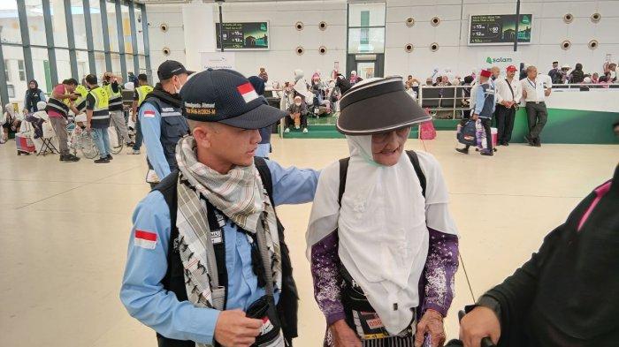RAWAT JEMAAH DEMENSIA - Kamalyanto Akhmad, Petugas Kesehatan Haji Daerah dari Kloter UPG 07 yang setia melayani jemaah lansia penderita demensia, Gedda (82) dari awal kedatangan di Tanah Suci hingga kembali ke Tanah Air. Foto diambil Minggu (15/6/2025) saat jemaah Kloter UPG 07 bersiap untuk kembali ke Tanah Air melalui Bandara Jeddah.