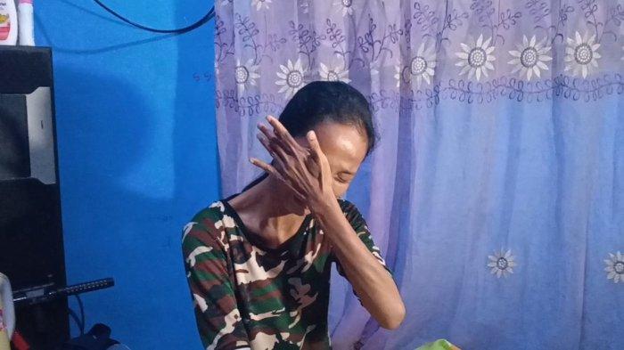 Kamila,ibu dari siswa SD yang dipaksa belajar di lantai kelasnya karena menunggak SPP.