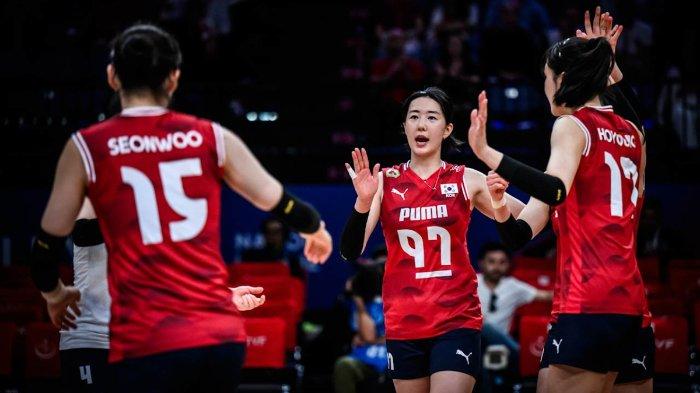 PEVOLI KOREA SELATAN - Kapten timnas voli Korea Selatan, Kang Sohwi #97, saat berselebrasi dengan rekan setimnya dalam laga Korea Selatan vs Republik Dominika VNL 2025 putri pekan kedua, di Istanbul, Turkiye, pada 22 Juni 2025. (Foto Volleyballworld)
