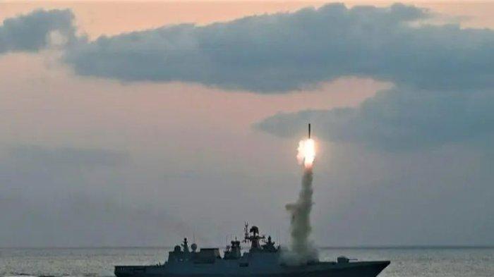 Kapal perang India, INS Surat luncurkan rudal