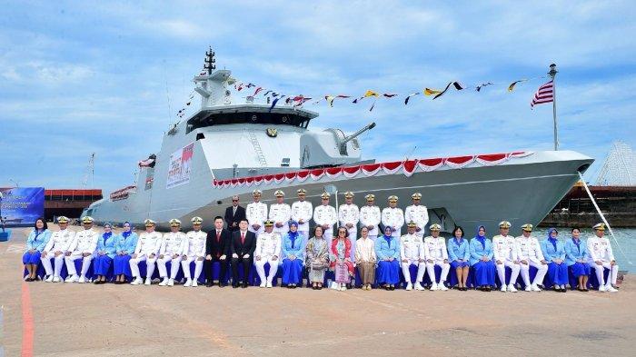 KAPAL PERANG TNI AL - Kepala Staf Angkatan Laut (KSAL) Laksamana TNI Dr. Muhammad Ali meresmikan KRI Bung Hatta-370 di galangan kapal PT Karimun Anugerah Sejati (KAS), Tanjung Uncang, Batam, Kepulauan Riau, Kamis (17/4/2025). Kapal perang TNI AL yang menjadi bagian Satkor Koarmada I itu dilengkapi misil dan sistem torpedo canggih. 
