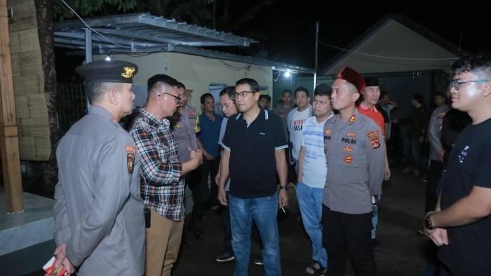 WARGA BAKAR POLSEK - Kapolda NTB Irjen Pol Hadi Gunawan turun ke lokasi usai insiden pengerusakan markas Polsek Kayangan, Lombok Utara, pada Senin (17/3/2025) malam.