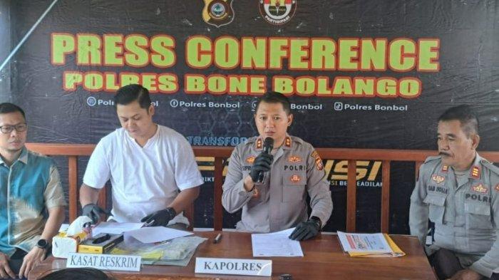 POLISI DIDUGA SELINGKUH - Kapolres Bone Bolango, AKBP Supriantoro saat konferensi pers terkait oknum polisi yang diduga selingkuh.
