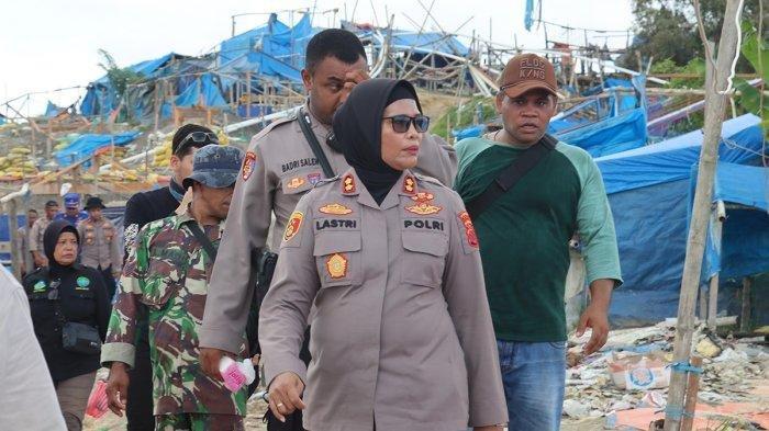 SULASTRI SUKIDJANG - Kapolres Buru AKBP Sulastri Sukidjang saat meninjau tambang ilegal Gunung Botak, Minggu (9/6/2024). Sejumlah organisasi kepemudaan meminta AKBP Sulastri Sukidjang dicopot dari jabatannya.