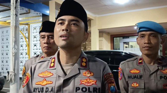 ANCAMAN BOM - Kapolres Pacitan menyampaikan keterangan terkait aksi diduga terorisme di Kabupaten Pacitan Jawa Timur, Sabtu (26/04/2025).